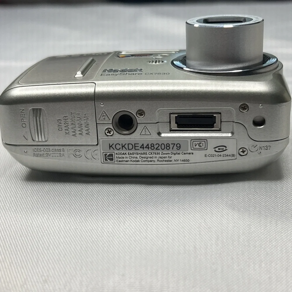 Kodak EasyShare CX7330 3.1MP 3x Optical Zoom Silver Digital Camera Box Untested